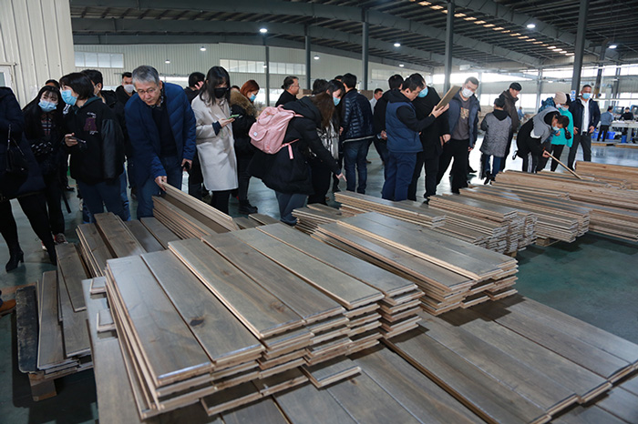 老子有钱lzyq88官网地板生产车间